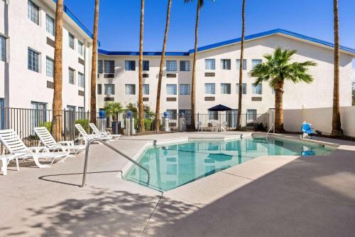 Mesa Hotel | Days Inn & Suites by Wyndham Mesa Near Phoenix