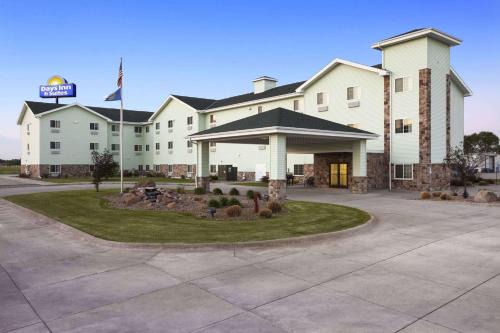 Columbus Hotel | Days Inn & Suites by Wyndham Columbus NE