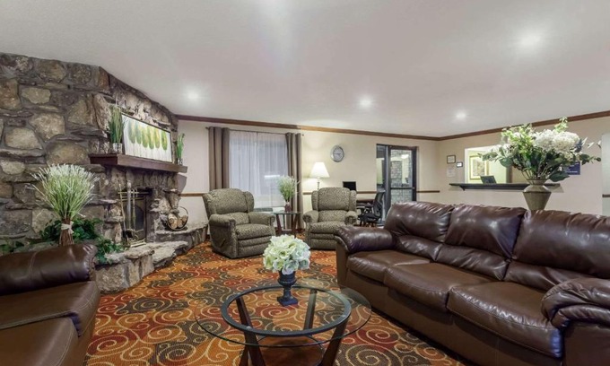Kaukauna Hotel | Days Inn & Suites by Wyndham Kaukauna WI