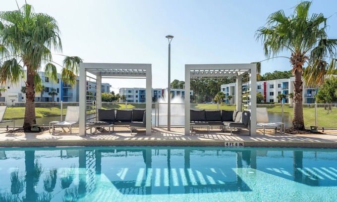 Daytona Beach Apartment | Daytona 2BR Getaway Parking Family & Pet-friendly