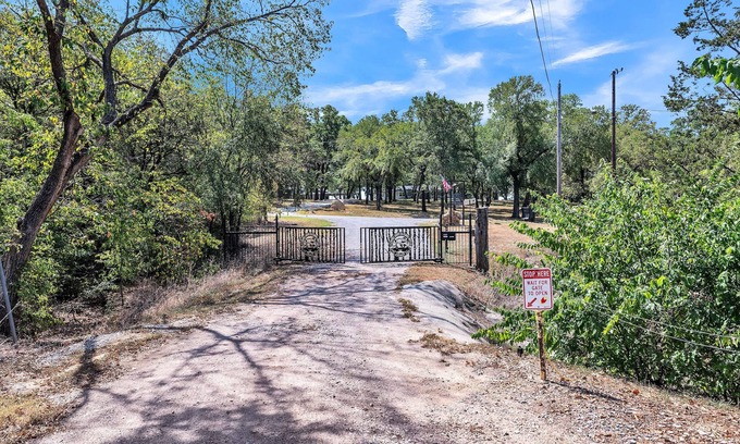 Kingston Apartment | Dazeoff Too - Pet Friendly Suite 1 Bedroom Hotel Room by The Lodges at Fossil Creek