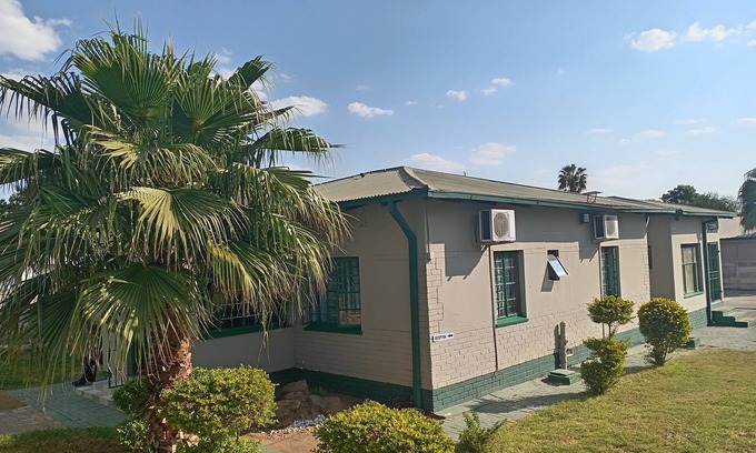 Polokwane Cabin | DE ELLAS BOUTIQUE LODGE