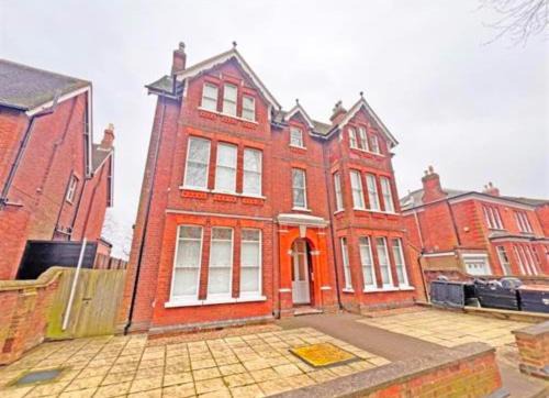 Bedford Apartment | De'Parys - Sleeps 6! Great for large group of people