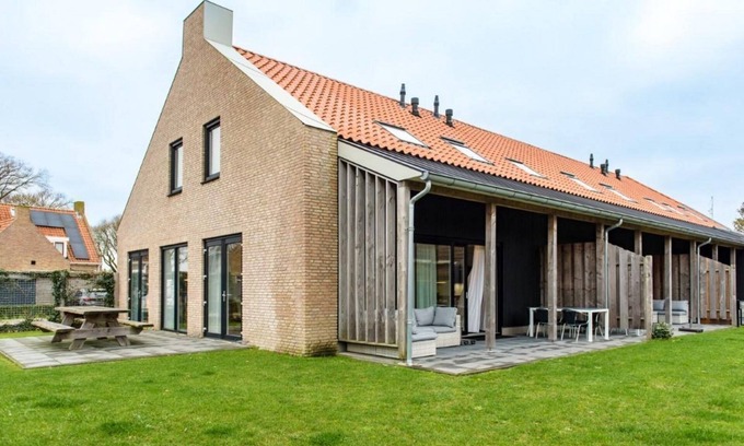 Municipality of Ameland House | De Plevieren is a building with four luxury apartments in Buren.