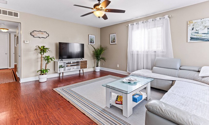 Dearborn Heights House | Dearborn Heights Luxury Stay - Close to DTW airport, Dearborn, Downtown Detroit