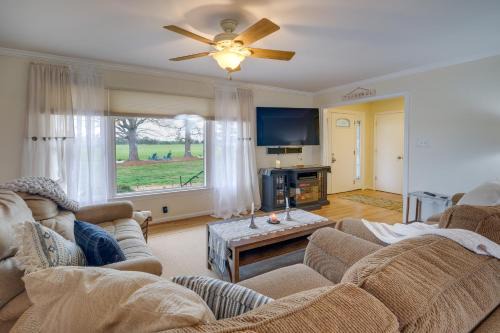 Bealeton House | Deck and Pasture Views! Bealeton Farmhouse Escape