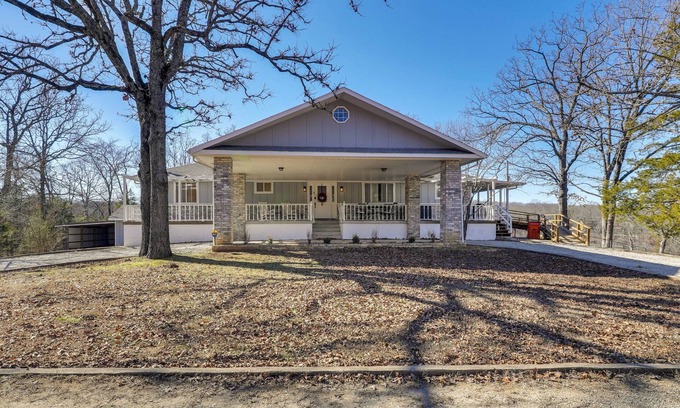 Eagle Rock House | Deck & Lake Views: Modern Eagle Rock Gem