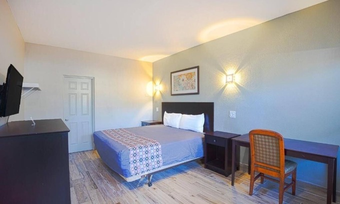 Le Barons Of Titusville Hotel | Delight In Family Room Close To Singleton Courts And Free Parking