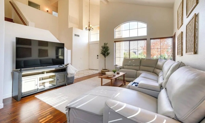 Garden Lakes House | Delightful 4-bedroom house in Avondale with WiFi, Pool, Spa.