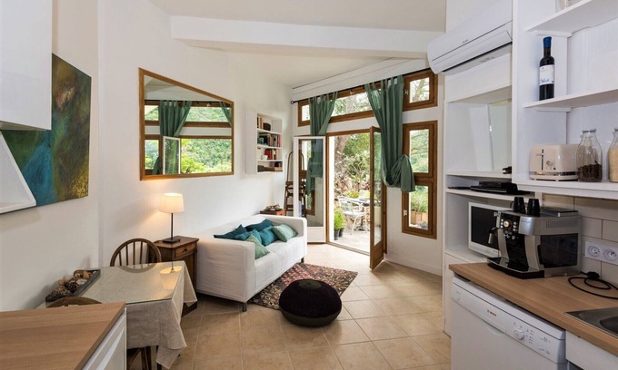 Collias Apartment | Delightful Riverside Apartment with River Views, The Wing