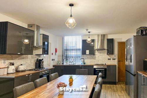 Manchester House | Delightful Spacious Haven With Large Driveway