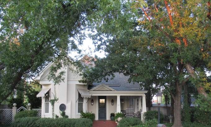 San Angelo House | Delightful Victorian home located downtown just blocks from the River Walk!