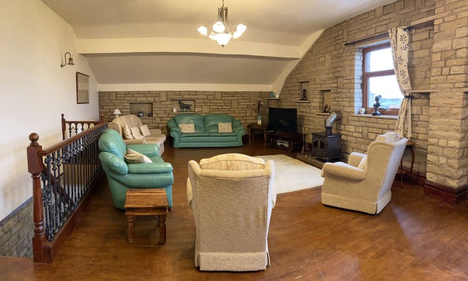 Burnley House | Delph Cottage set in lovley hamlet of Briercliffe