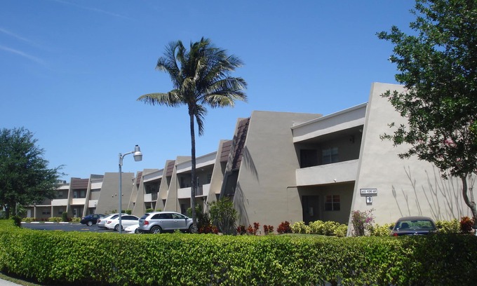 Delray Beach Condo | Delray Beach Beautifully Lago Del Ray 2/2 Lake View Renovated Condo,8Min 2 Beach