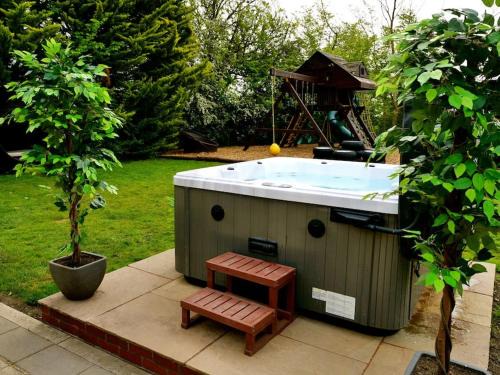 Howlett End House | Deluxe 1 Bed Versace Hot Tub Sky TV Cinema Screen