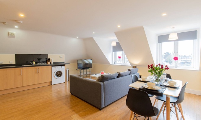 Hoddesdon Apartment | Deluxe 2 bedroom Penthouse City View Private Bath