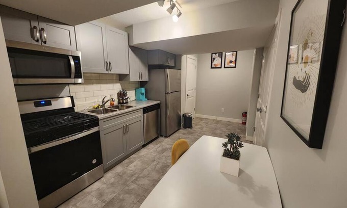 Southwest Edmonton House | Deluxe 2 bedroom suite with*Netflix/Cable/Prime