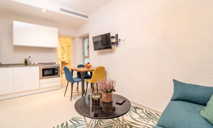 Alameda Apartment | Deluxe Apartment with Outside Patio View