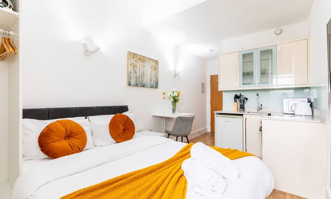 Queen's Gate Apartment | Deluxe Double Studio