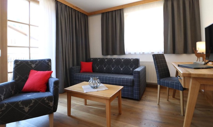 Rauris Cottage | Deluxe family room 2-room half board - Hotel Bräu***