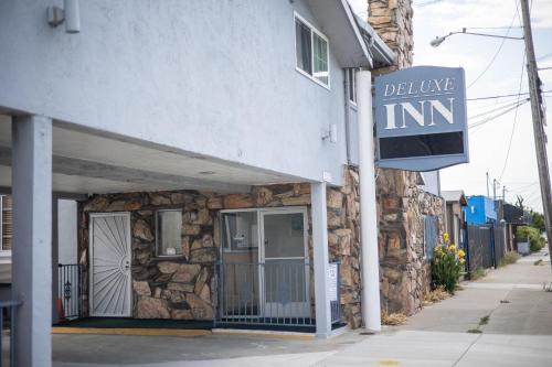 Cherryland Hotel | Deluxe Inn