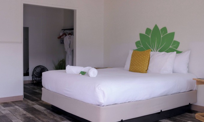 Las Vegas Strip Hotel | DELUXE KING - SLEEPS 2 - NON-SMOKING