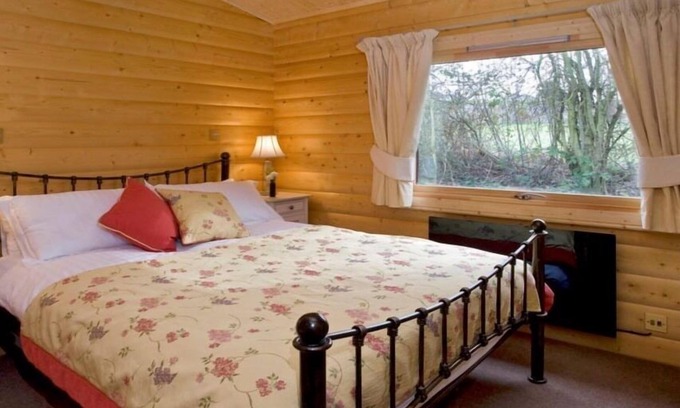 Oxford Apartment | Deluxe Lodge with River view and Garden at Cherbridge Lodges – Riverside lodges