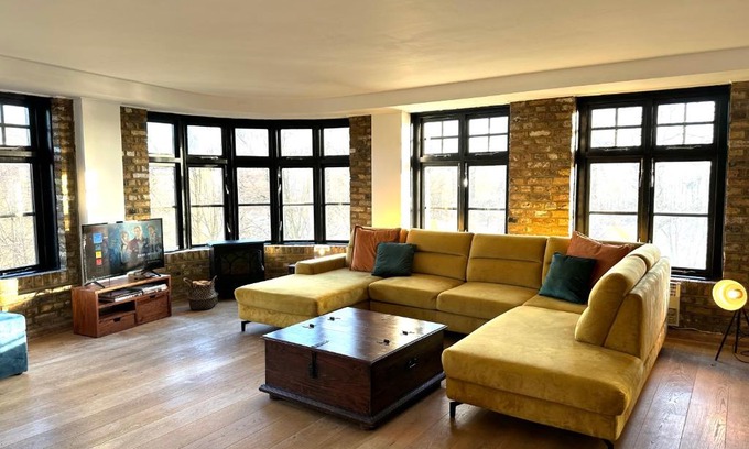 Wapping Apartment | Deluxe penthouse riverside view 2 bedroom flat with lift - old industrial factory warehouse