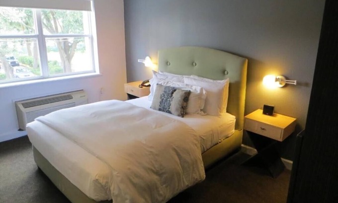 South Eola Apartment | Deluxe Queen Room Near Howard Middle School ORL