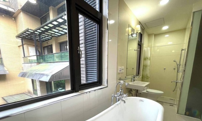 Neihu Villa | Deluxe Room with Bathtub