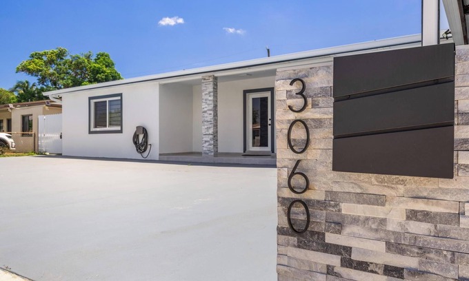 Carol City Apartment | Deluxe studio in fabulous Miami Gardens with a nice King Bed, AC, Wi-Fi