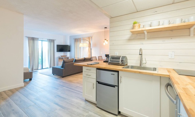 Florida Center Apartment | Deluxe Studio w/Lakeview - free parking/pool