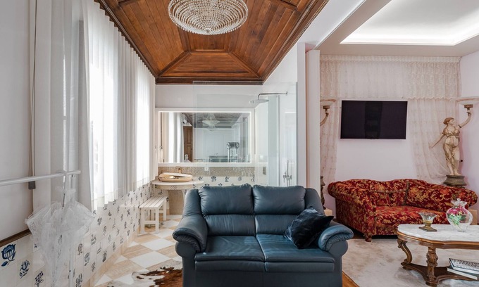 Ronfe Apartment | Deluxe Suite Room with Private Garden