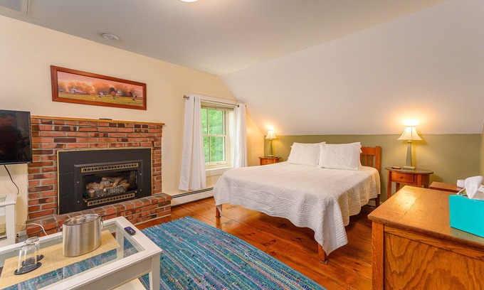 Stowe Bed & Breakfast | Deluxe Suite with Queen Bed, Full Sofa Bed, Fireplace, Refrigerator, Coffee Maker, Microwave