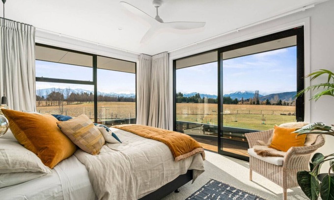 Wanaka Villa | Deluxe Villa - Mountain views - Sleeps 6