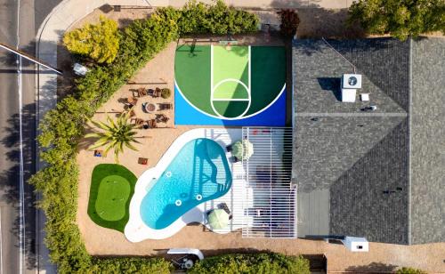 Sunburst Estates House | Desert Air 5 Br Sports Court Pool Arcade Hot Tub