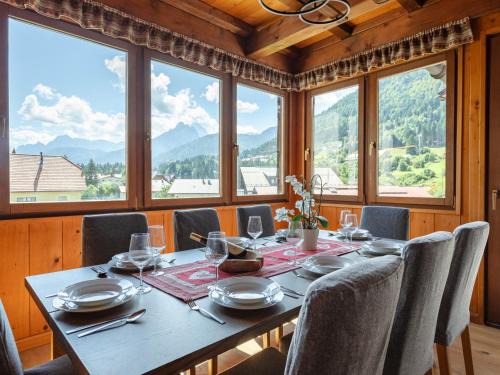 Tarvisio Apartment | Design alpino in centro con balcone e parcheggio