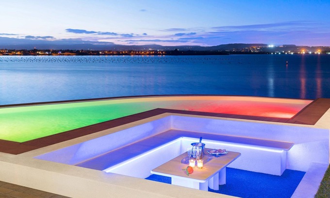 Syracuse Villa | Design luxury seafront villa with fantastic infinity pool