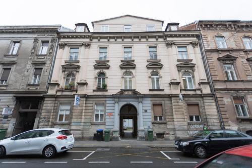 Zagreb Apartment | Design Triplex Apartment for Big Group-City Center