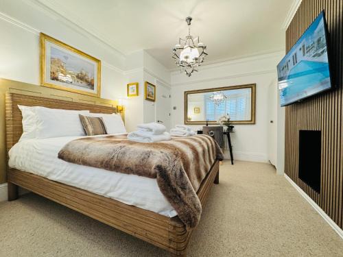 Christchurch Apartment | Designer 2 Bed Luxury Flat with Private Garden in London