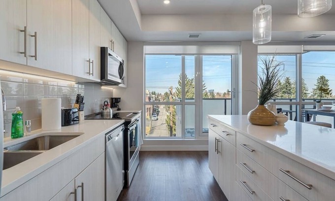 Southwest Calgary Apartment | Designer 2BR Apt | 3 Min to Chinook Mall | Netflix
