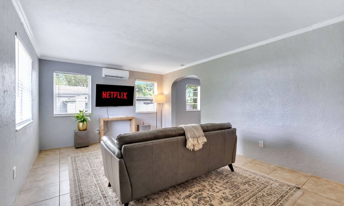 Thornton Park House | Designer Furnished 2/1 In the Heart of Orlando