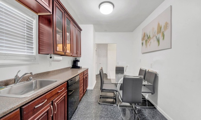 Southeast Yonkers House | Designer Home 3BR Retreat mins to NYC