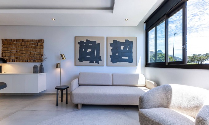 Mouille Point Apartment | Designer Mouille Point Gem | Ocean Views | Parking