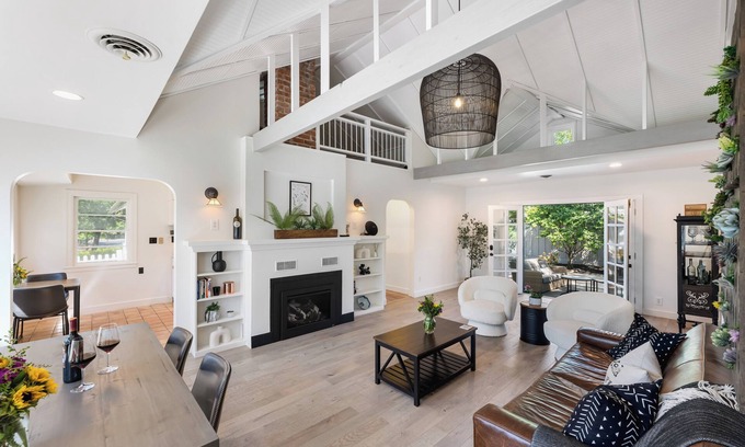 St. Helena House | Designer Saint Helena Home! Easy Walk to Downtown!