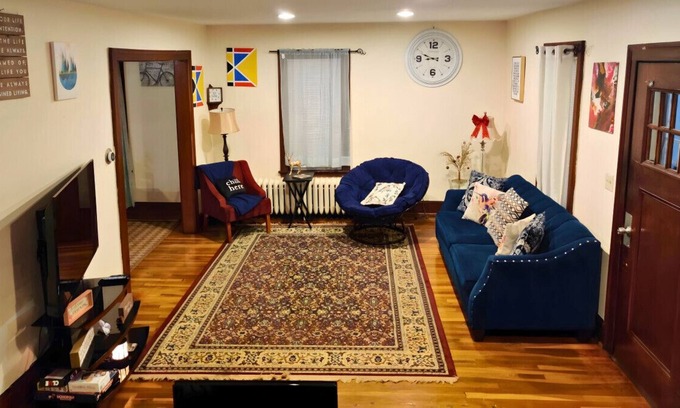 East Hartford House | Desirable 3 BR Cape East Hartford CT - Free Parking + Wifi