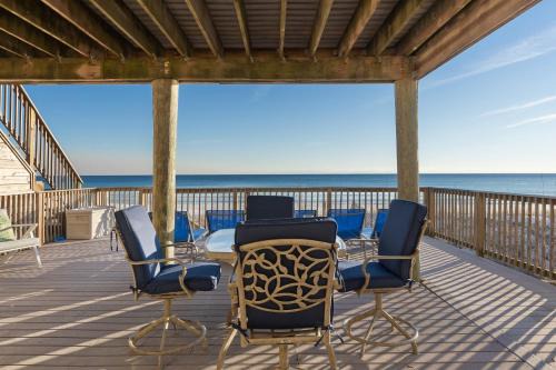 Fort Walton Beach - Destin Apartment | Destiny on the Sand by AvantStay Direct Beach Access Bbq on Large Ocean Facing Patio