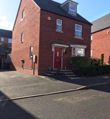 Castle Donington House | Detached 4-Bed 2 Ensuites with Driveway Castle Donington Near EMA