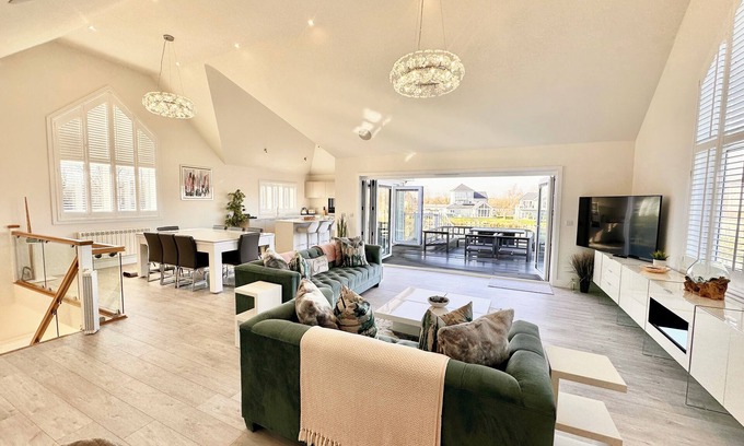 South Cerney Cabin | Detached 4 Bed, 3 Bath Lakeside Lodge. Sleeps 8. Hot Tub. The Cotswolds Lakes.