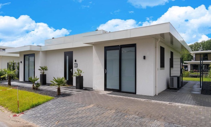 Zeewolde House | Detached 6-person villa with enclosed garden, spacious kitchen-living area and private jetty on the water